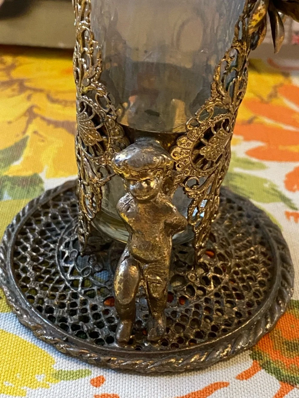 Vintage filigree, gold tone, metal cherubs angels on crumpet fluted glass vase - Picture 12 of 13
